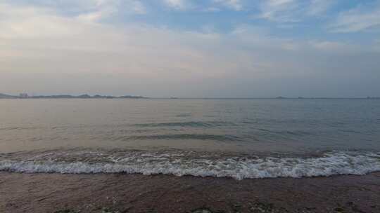 大海海浪沙滩蓝天白云实拍