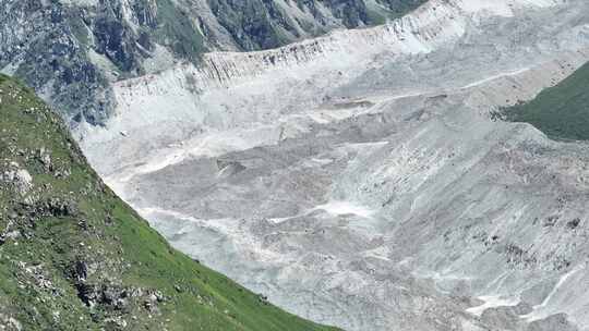 新疆伊犁夏塔古道天山草原雪山冰川融水