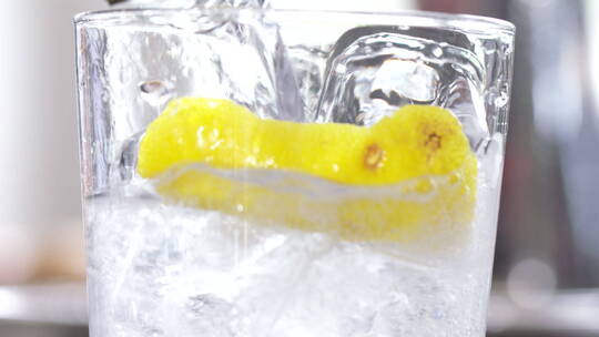 欧洲酒吧 柠檬苏打水 冰块 水倒入气泡