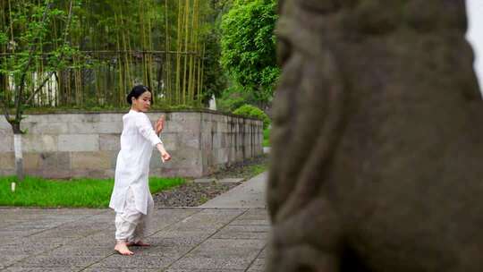 4K美女在古色古香的房子前舞蹈