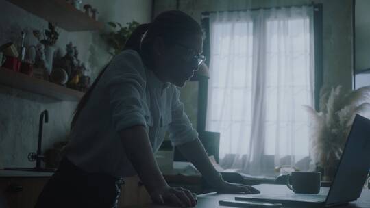 女人疲劳的在思考