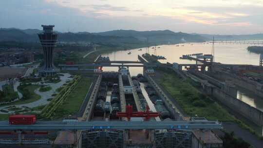 夕阳下的西江长洲水利枢纽船闸