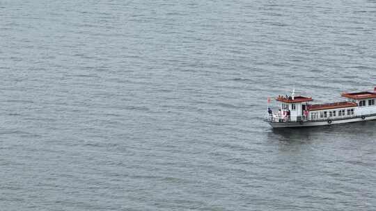 航拍湖中游船经过大理洱海风景