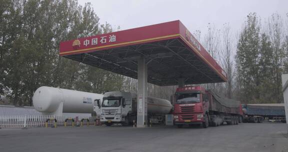 加油站里的大货车