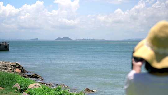 4K升格实拍海边度假拍摄风景灯塔的女孩背影