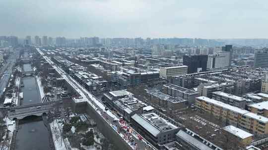 航拍陕西省西安市城市街道雪景