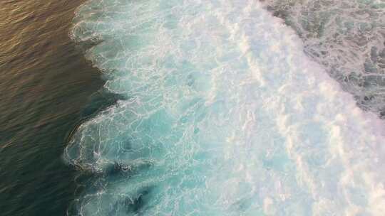 蓝色的波浪冲破礁石