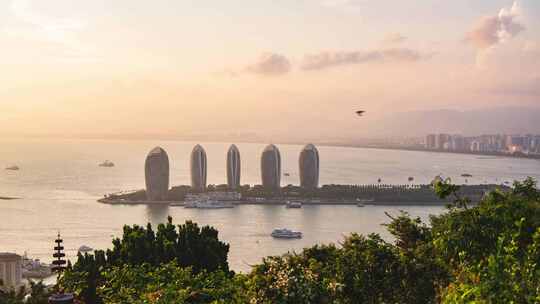 海南三亚鹿回头景区看凤凰岛夏日美景