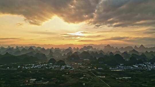 夕阳下的乡村与群山远景