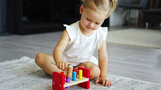 可爱的小女孩在家里玩木制玩具视频素材模板下载