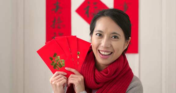 中国女子手握红包喜感，红包上的字意味着好