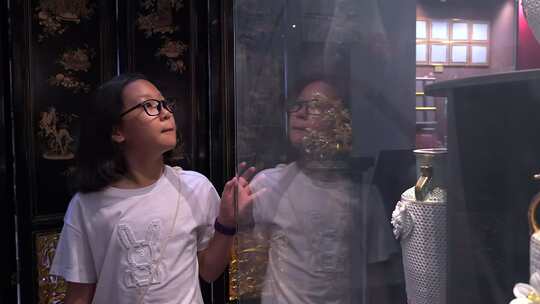 4K升格实拍在博物馆参游览的小学生女孩