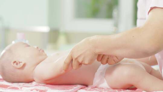 医院婴儿游泳馆护士按摩新生儿护理洗澡房视频素材模板下载