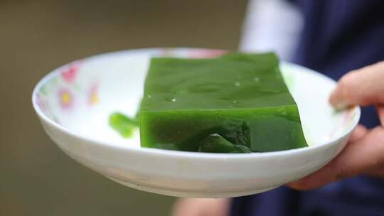 浙江温州泰顺县野菜膏切割装盘特写