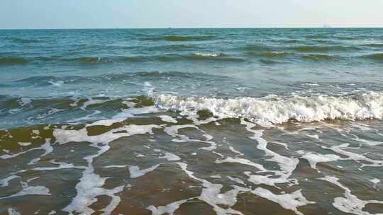 蓝色海滩与海浪