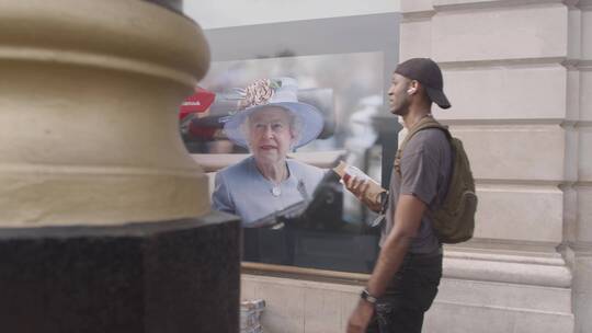 行人走过伊丽莎白二世女王肖像视频素材模板下载