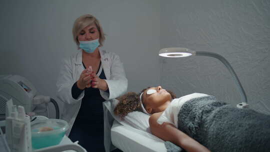 医生在沙龙美容师喷洒抗菌液时使用皮肤防腐