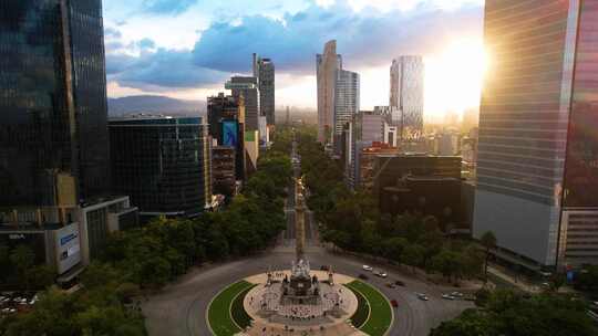 无人机在墨西哥城改革大道上逆向拍摄