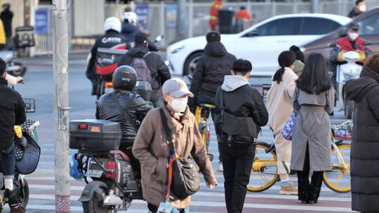 城市街头十字路口人流车流