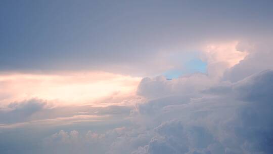 4K升格实拍飞机上拍摄傍晚的云彩晚霞