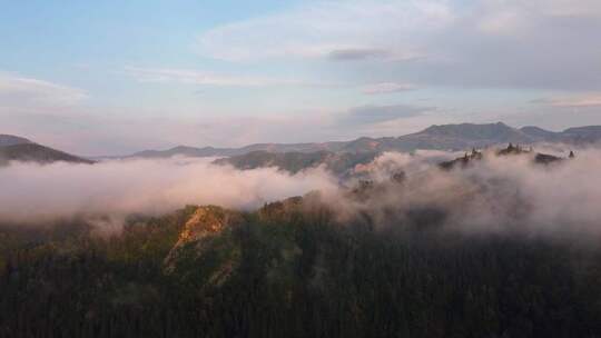 航拍云雾环绕美丽的山景