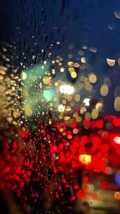 夜晚灯光下雨中行驶的车窗玻璃水珠空镜