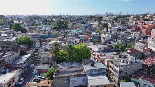 圣多明戈市郊区丰富多彩的贫困贫民窟。天际