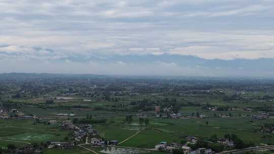 四川德阳罗江区高山下的平原土地