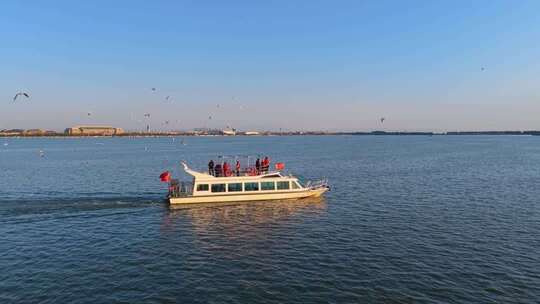 航拍滇池游船与海鸥