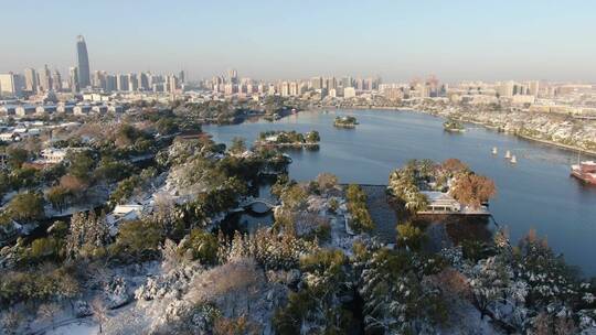 航拍山东济南大明湖5A景区雪景视频素材模板下载