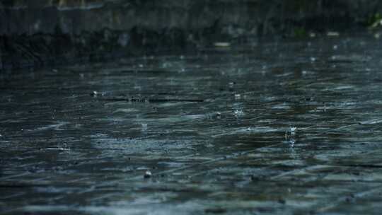 下雨暴雨黑暗天气雨滴