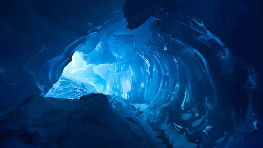 被雪覆盖的蓝色冰洞，被光淹没