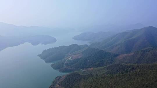 平静湖面和重峦叠嶂的山脉