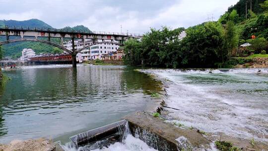 溪流湍湍的瑶河