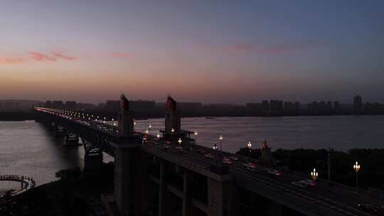 夜晚航拍南京长江大桥