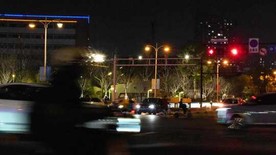 夜晚城市行人过马路汽车车辆车流人流夜景人