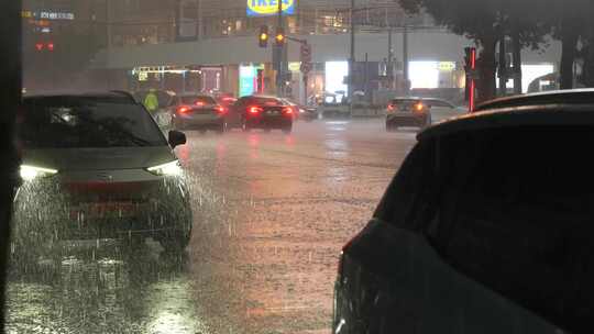 3暴雨城市道路 城市暴雨 车流 暴雨