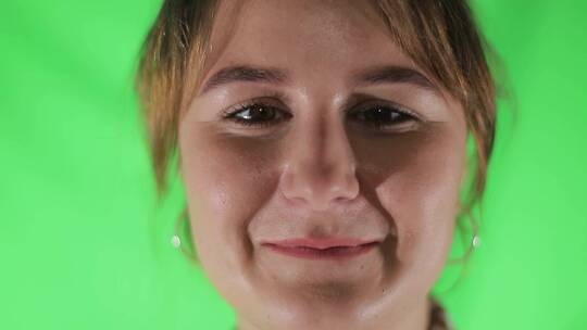 女人在镜头前做鬼脸视频素材模板下载