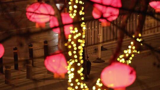 春节期间城市街道挂满了红灯笼