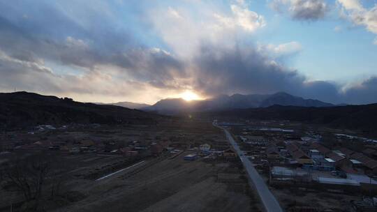 航拍日落的大山峡谷