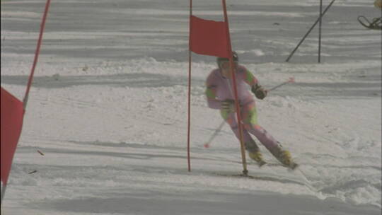 高山滑雪者冲下坡道视频素材模板下载