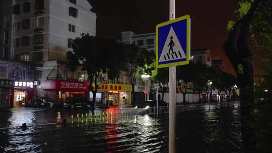 台风贝碧嘉携带暴雨造成道路积水出行不便