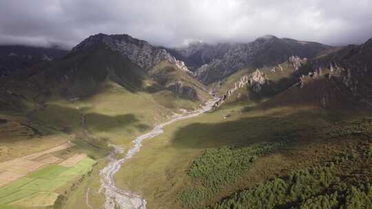 青海互助龙王山山峰草原河流蓝天航拍视频