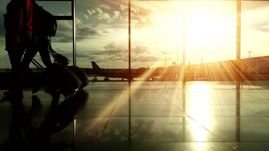 日落时分机场乘客的剪影