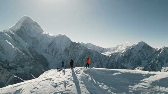 登山攀登雪山航拍