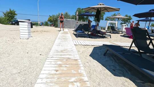 希腊Halkidiki海滩夏天人群游泳晒日光浴视频素材模板下载