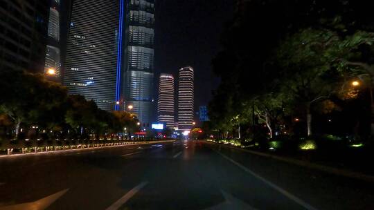 上海封城中现代城市夜景街道路况