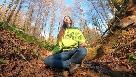女人坐在森林里冥想