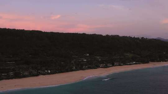 日落时海滩海岸线的航拍