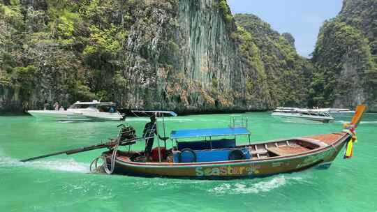 泰国普吉皮皮岛屿海湾游船风光